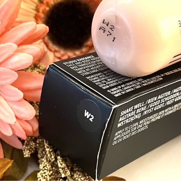 MAC Studio Radiance Face & Body Foundation W2 - Picture 10 of 12